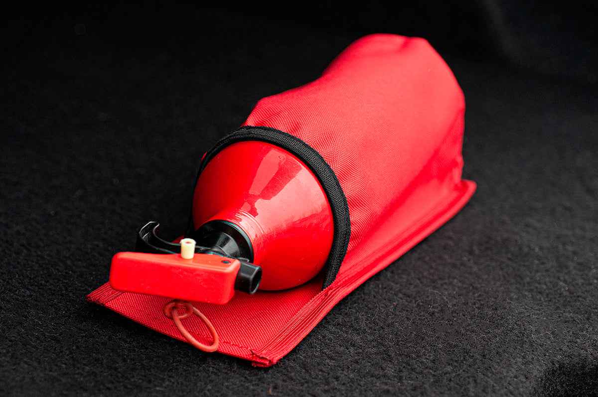 Husa pentru stingator auto matlasata, negru rosu, cu banda velcro pentru fixare usoara, universala