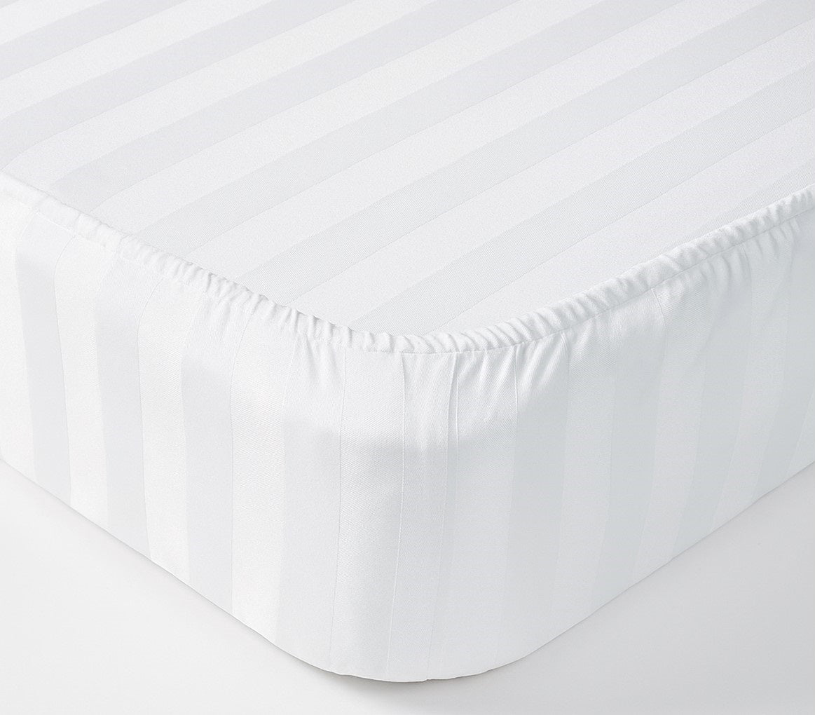 Cearceaf cu Elastic din Damasc Premium, Alb Imaculat, Dungi Late, Bumbac 100%, Grosime 180 grame/m², Metru Patrat - MetruPatrat.ro