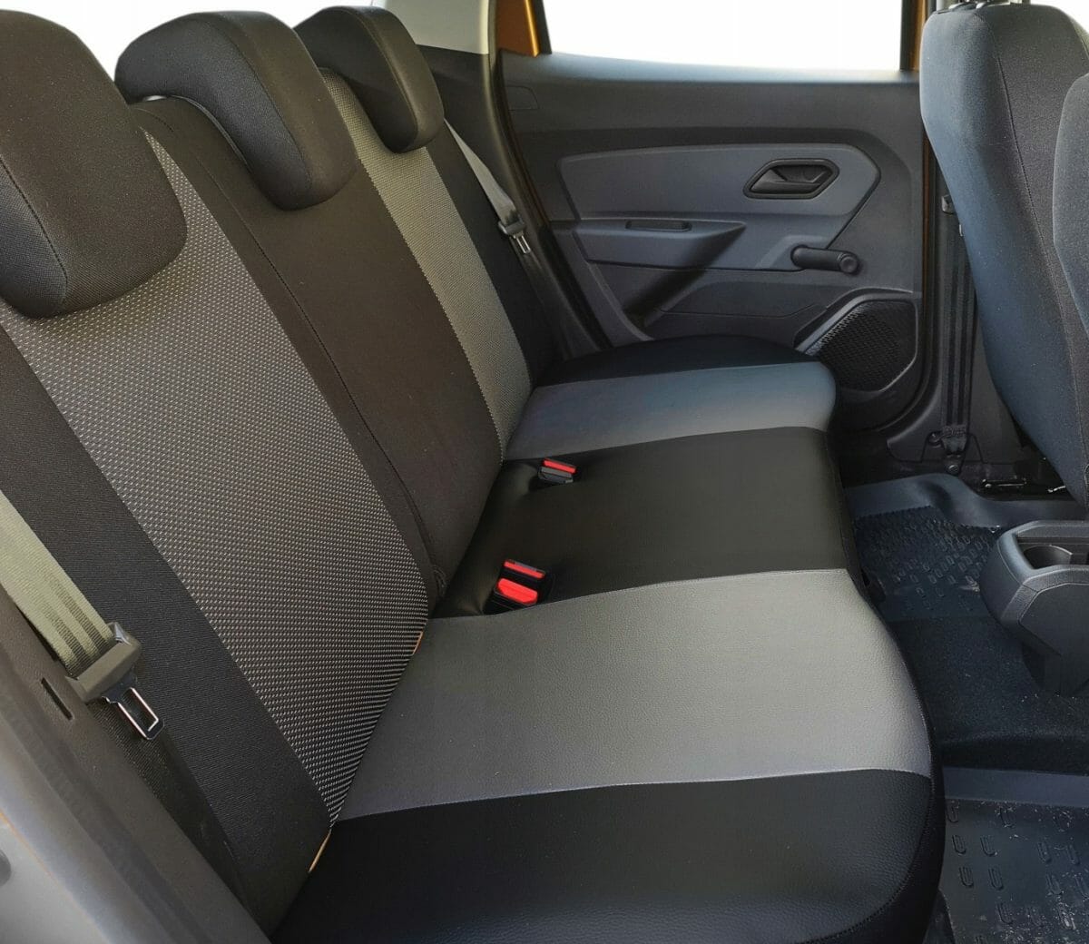 Protectie sezut bancheta Dacia Duster 2010-2018, din piele ecologica, neagru - gri, impermeabila, lavabila, Metru Patrat 5024 - MetruPatrat.ro