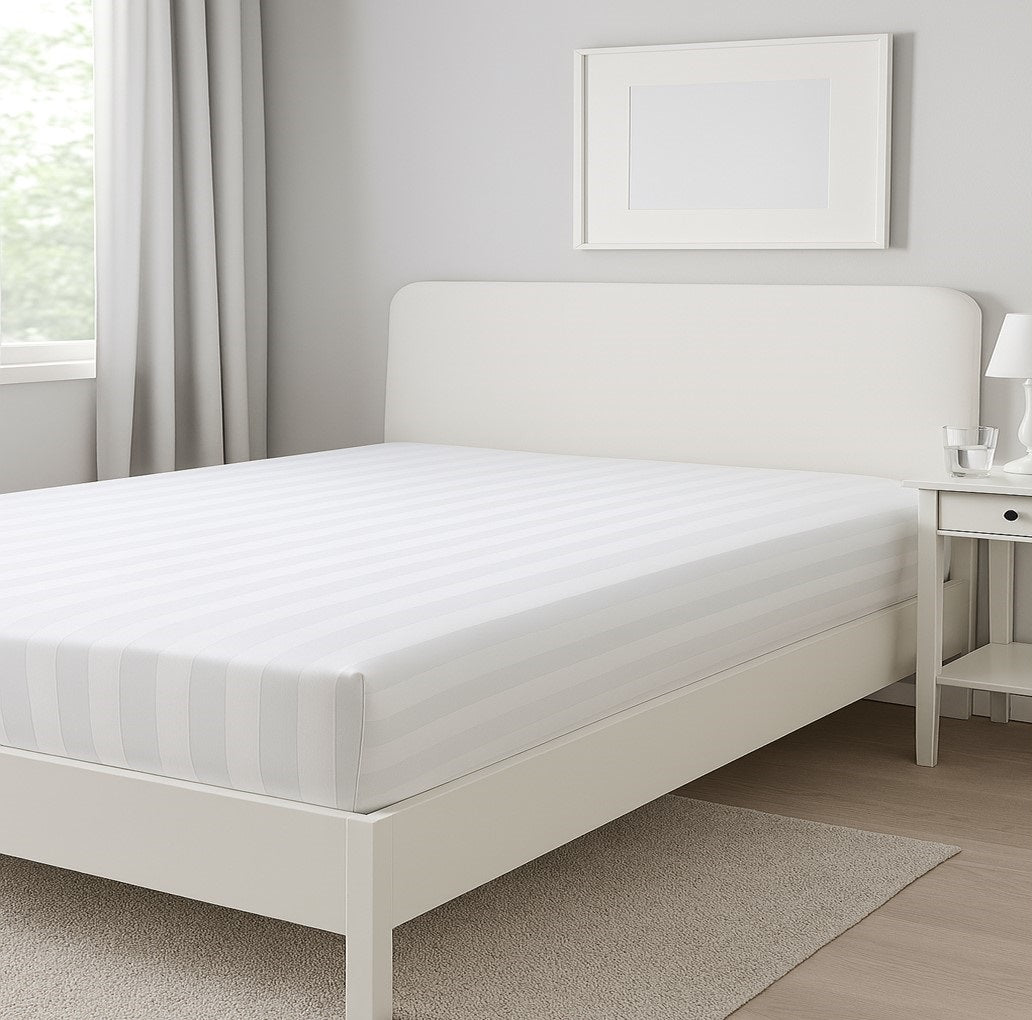 Cearceaf cu Elastic din Damasc Premium, Alb Imaculat, Dungi Late, Bumbac 100%, Grosime 180 grame/m², Metru Patrat - MetruPatrat.ro