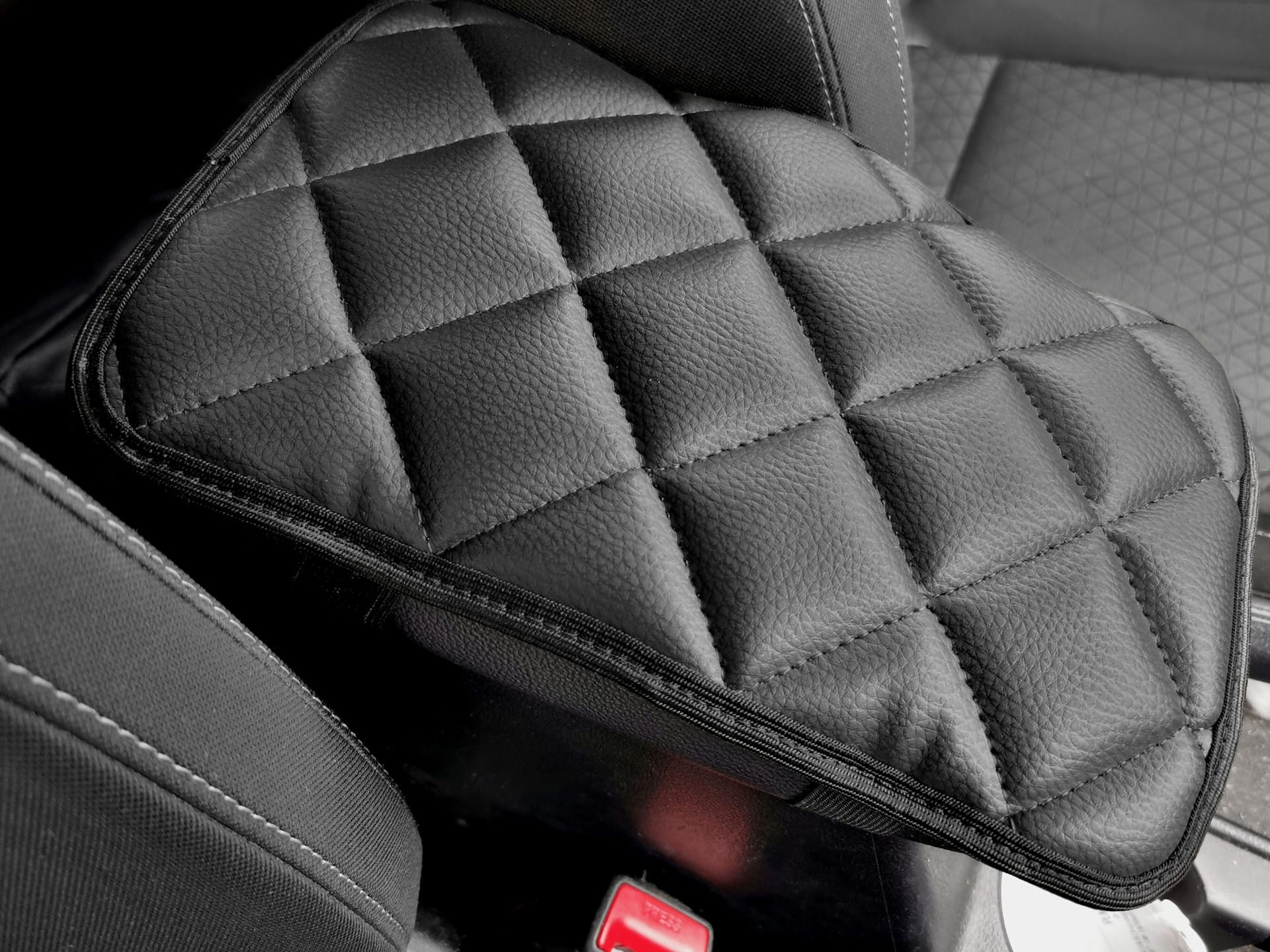 Protectie auto pentru cotiera, din piele ecologica matlasata, universala, neagra, Metru Patrat 5084 - MetruPatrat.ro