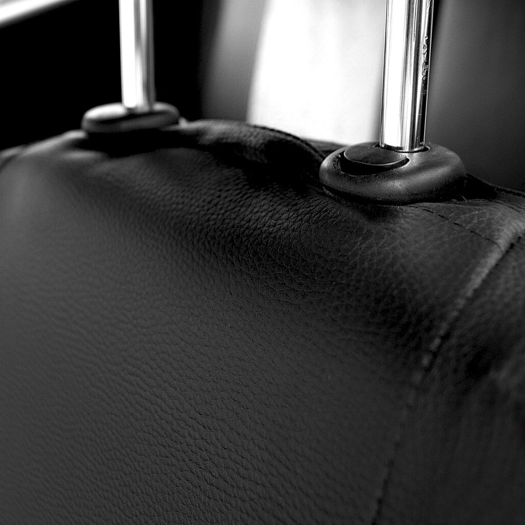 Set huse auto universale , 9 bucati , din pele ecologica , din gama X line , de culoare negru cu rosu AH215R