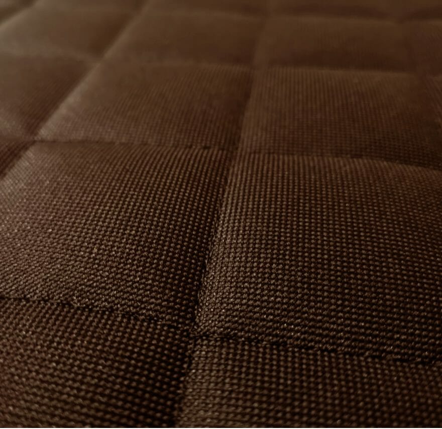 Set 2 protectii auto matlasate, universale, lavabile, maro, protectie scaun sau bancheta si protectie spatar scaun cu buzunar organizator, Metru Patrat