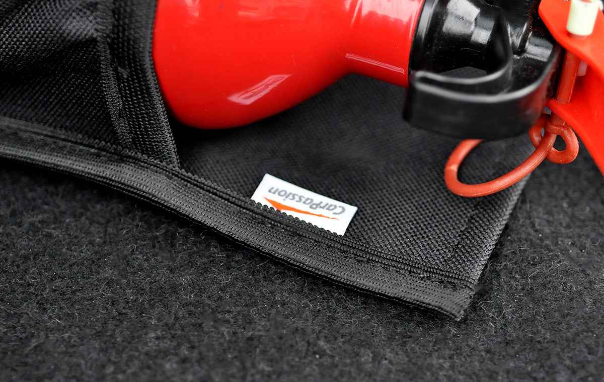 Husa pentru stingator auto matlasata, negru rosu, cu banda velcro pentru fixare usoara, universala